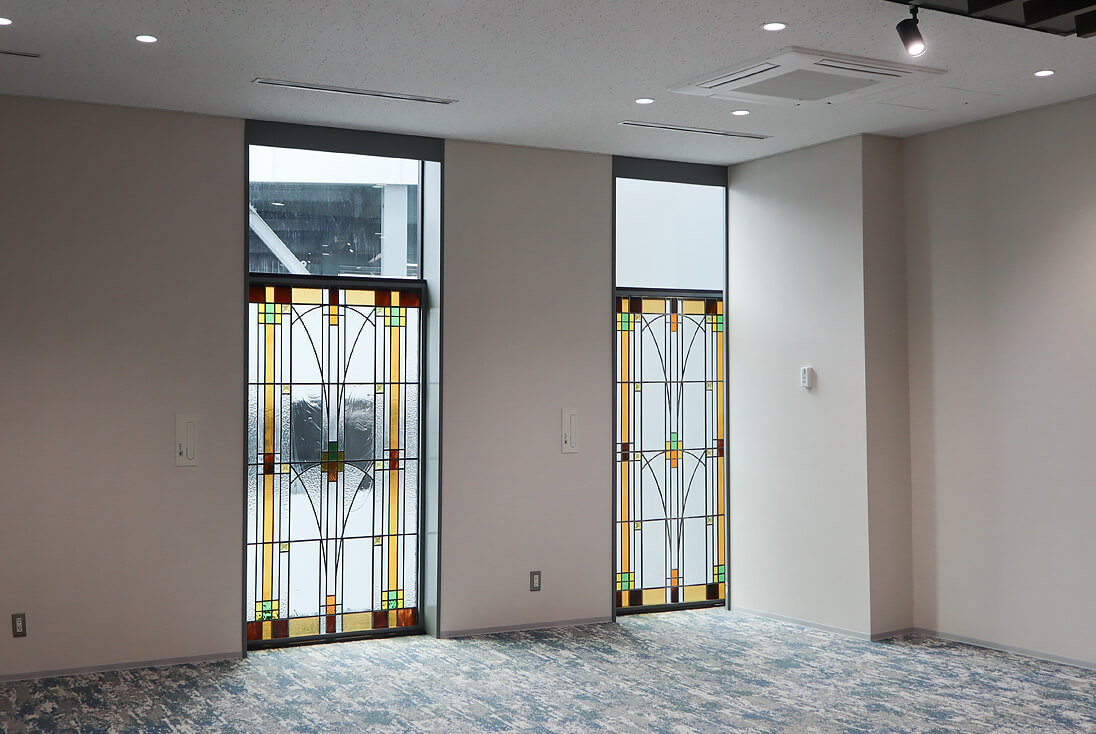 6Fフロアに取り付けた、アールデコデザインの2枚組ステンドグラス