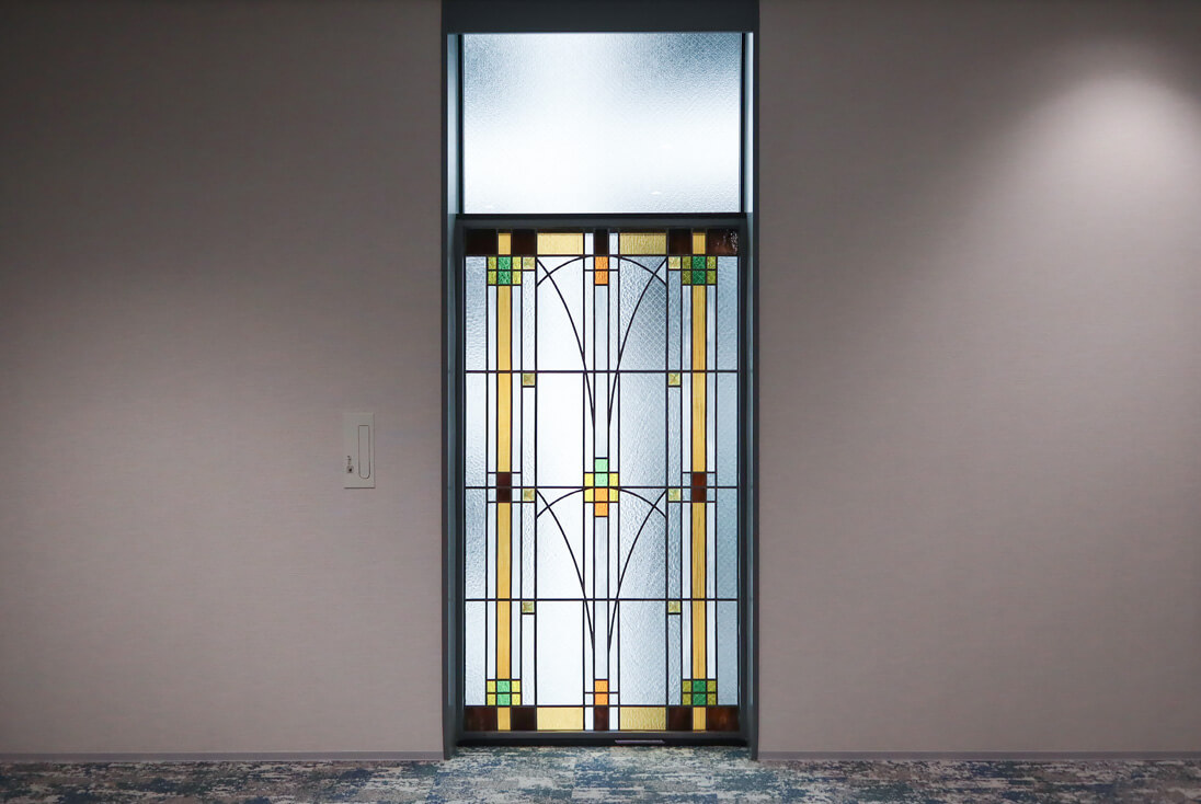 6Fフロアに取り付けた、アールデコデザインのステンドグラスを正面から見た全体イメージ
