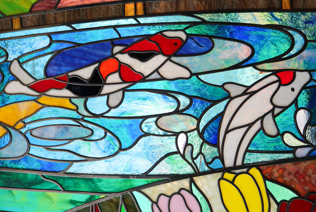 ステンドグラス一部クローズアップイメージ（錦鯉）