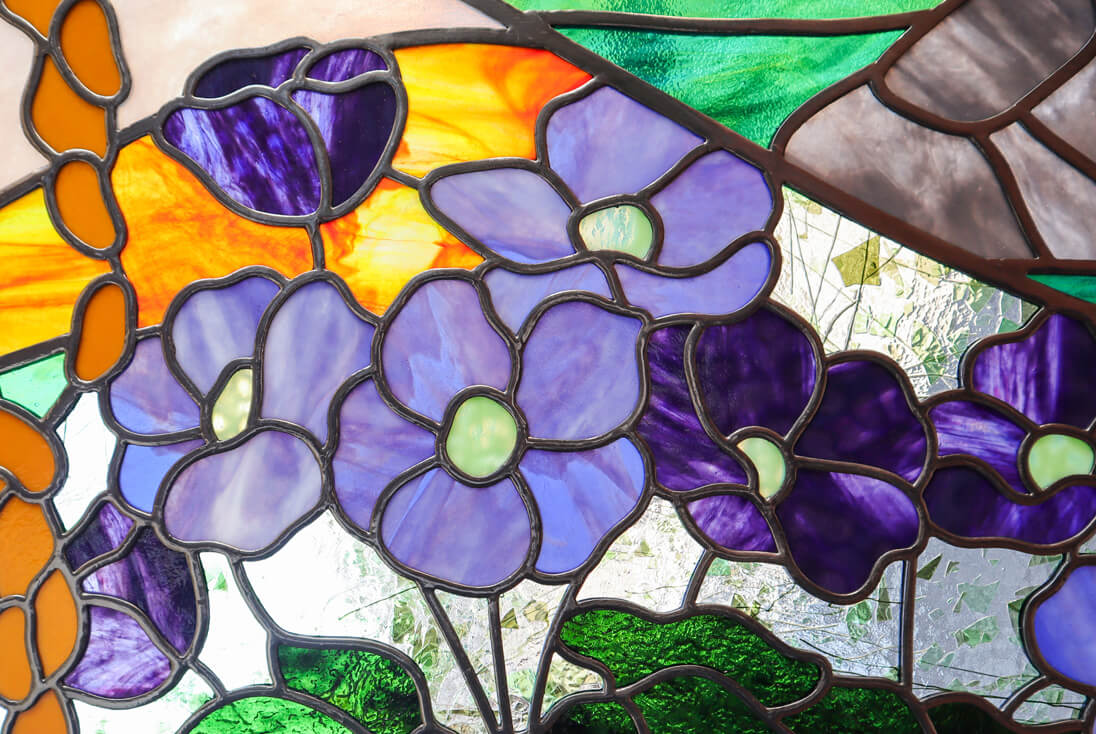 ステンドグラス一部クローズアップイメージ（雪割草）