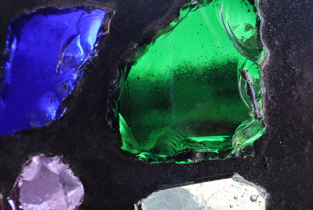 ガラスを砕いて欠けた部分を一部クローズアップしたイメージ（グリーン、ブルー）