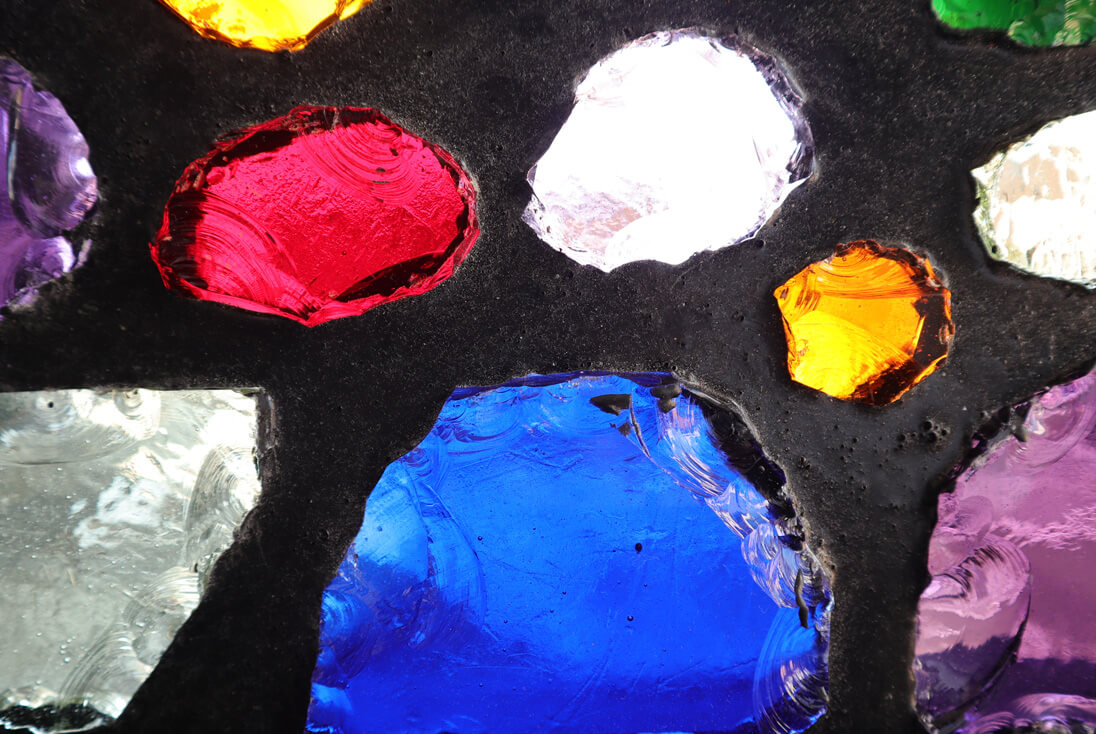 ガラスを砕いて欠けた部分を一部クローズアップしたイメージ（レッド、イエロー、クリア）