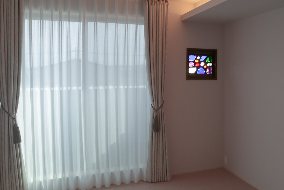 FIX窓に取り付けた、ダル・ド・ヴェール作品とお部屋の様子