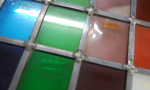 ステンドグラスに点付けハンダ技法を用いた例